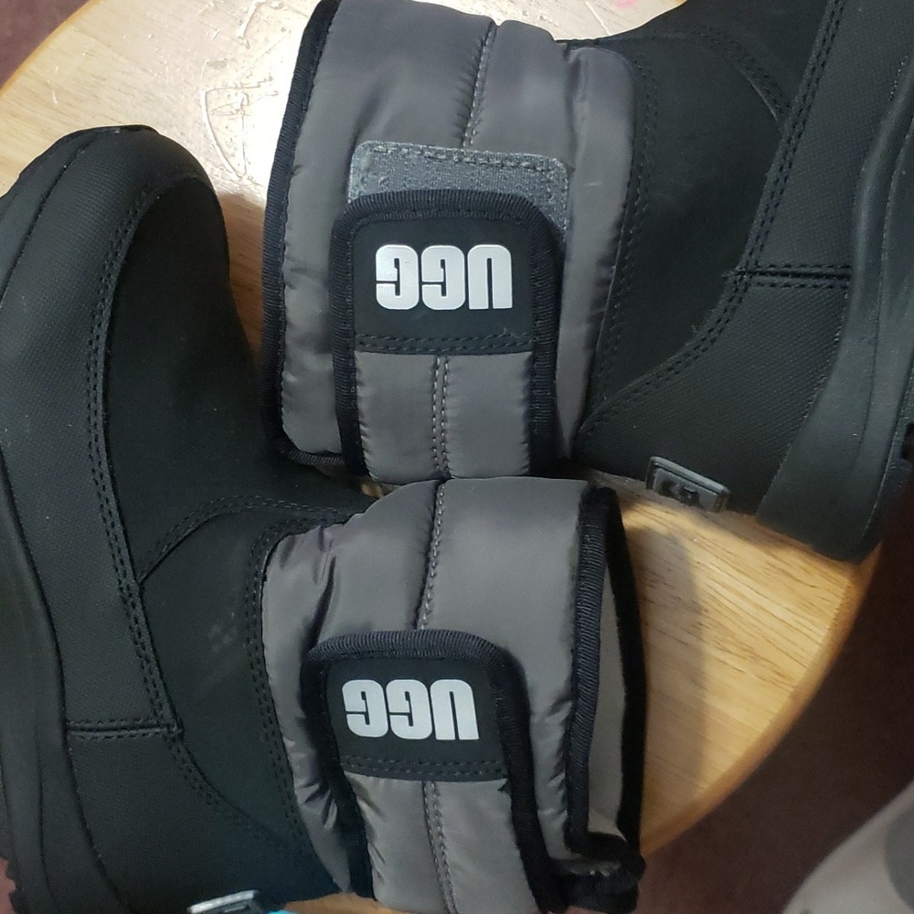 Uggs unisex boot size 13 - Picture 9 of 11
